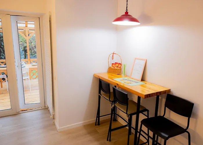 Homey Luxury- Entire House, Free Parking, Yard