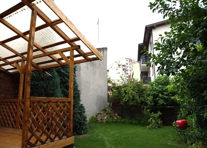 Homey Luxury- Entire House, Free Parking, Yard