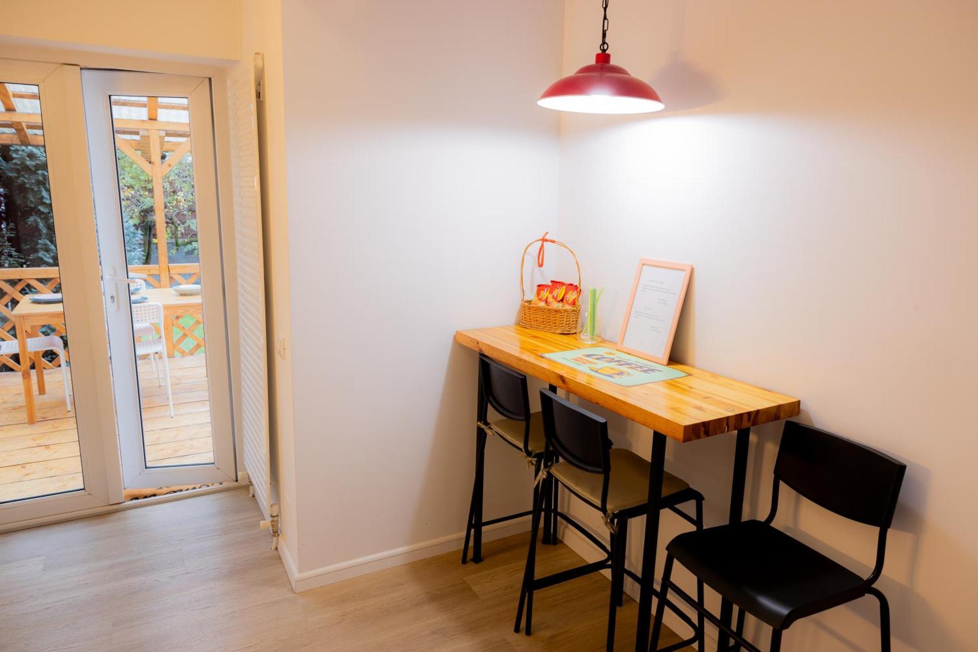 Homey Luxury- Entire House, Free Parking, Yard *