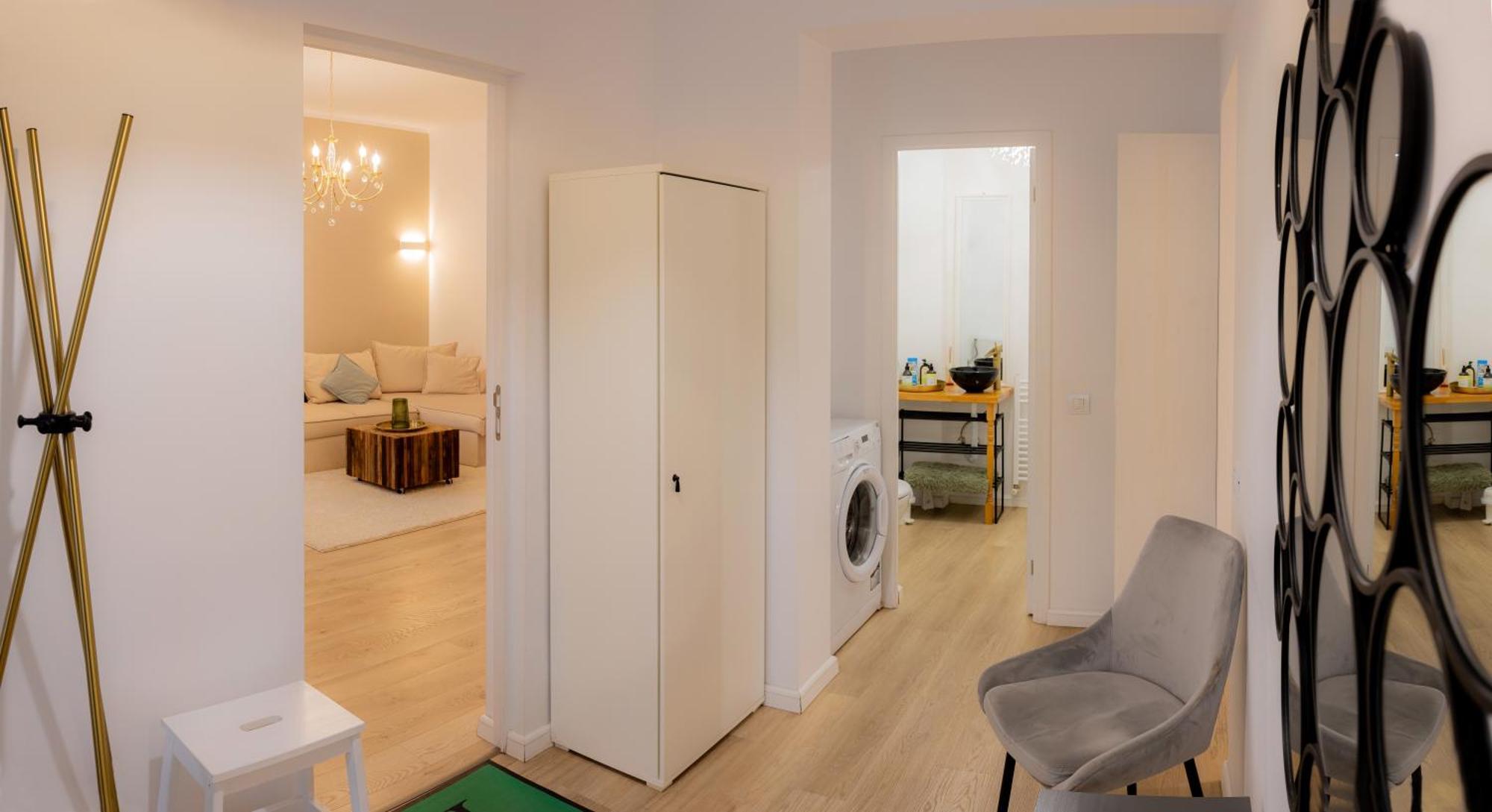 Homey Luxury- Entire House, Free Parking, Yard