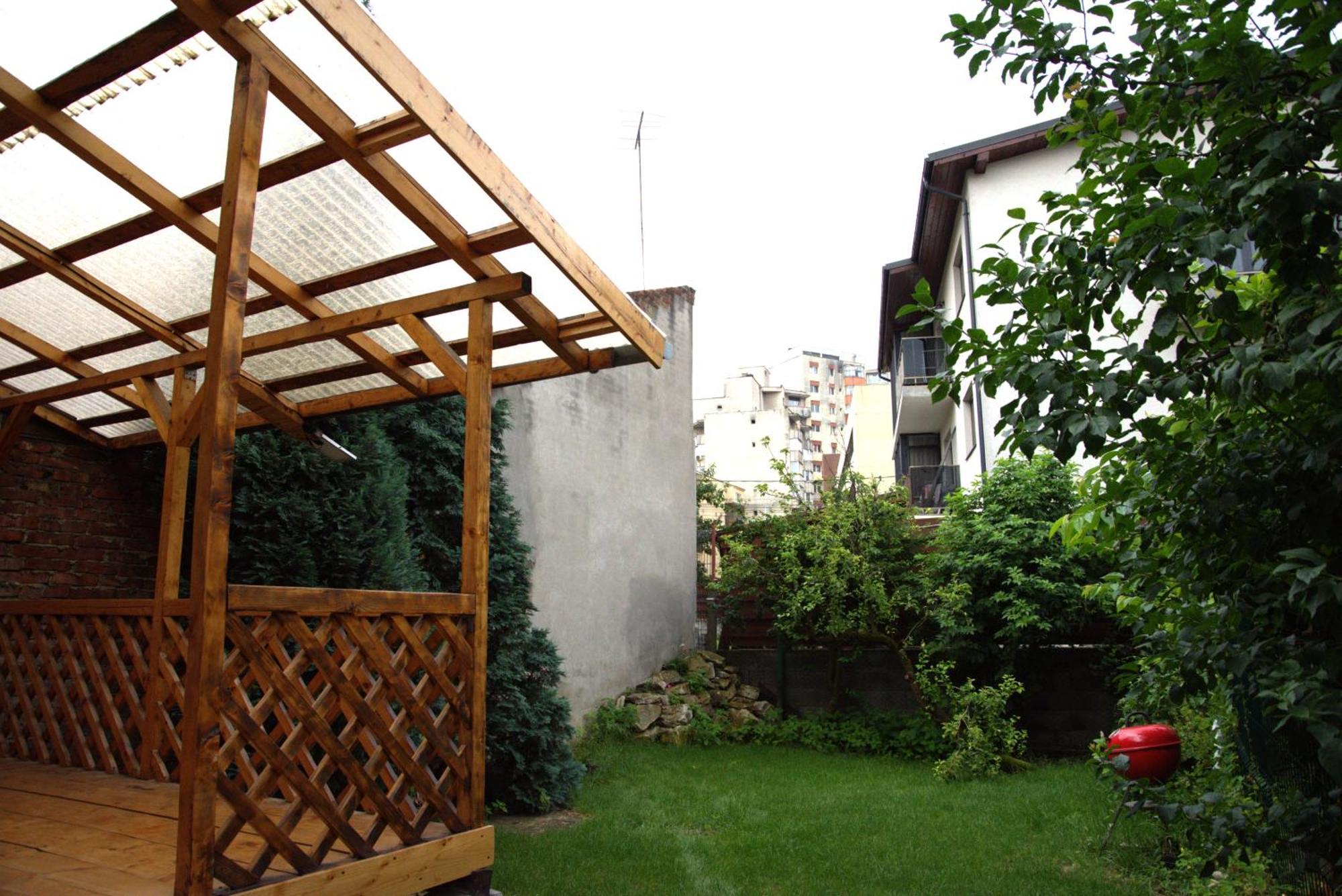 Homey Luxury- Entire House, Free Parking, Yard Apartment