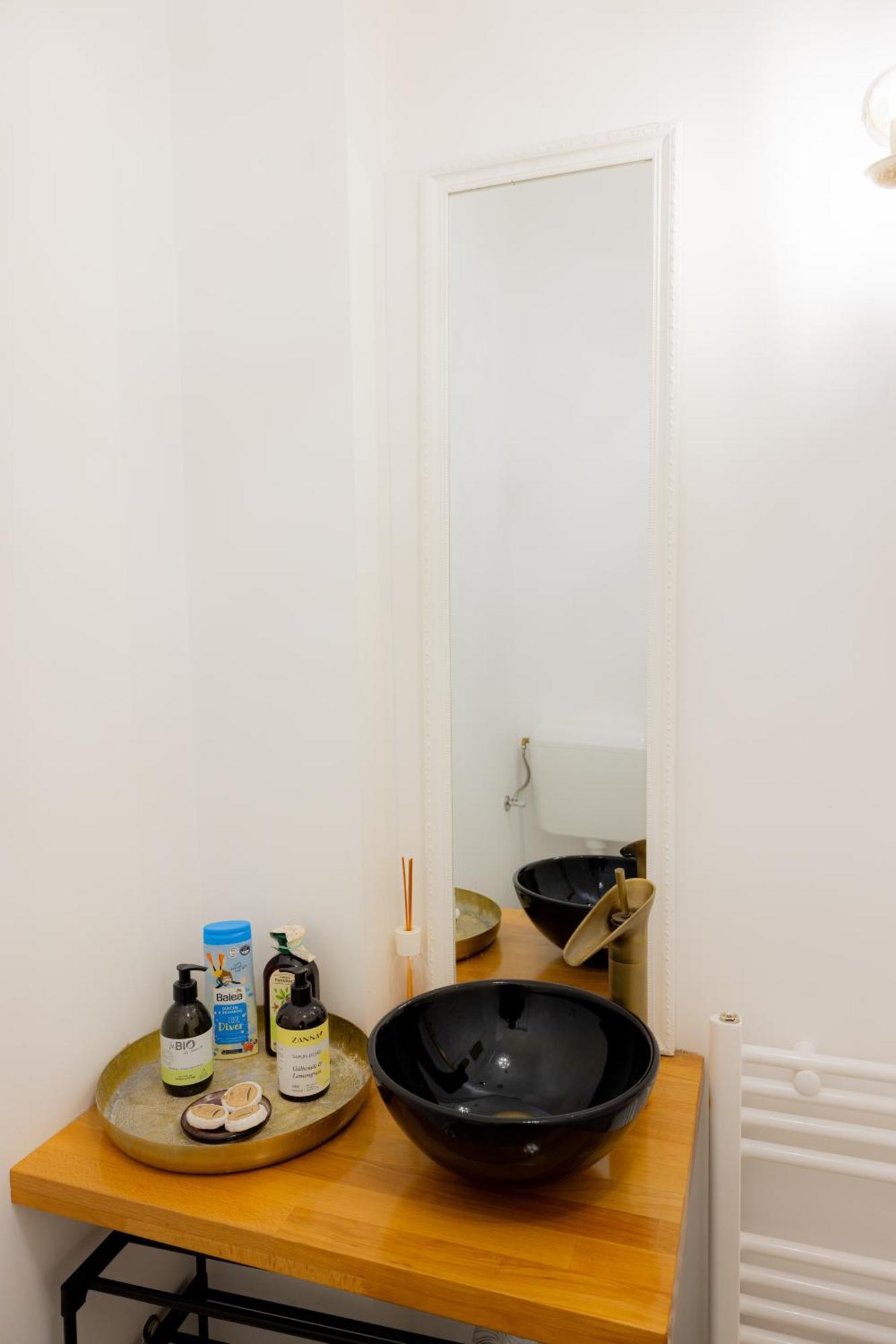 Homey Luxury- Entire House, Free Parking, Yard Apartment *