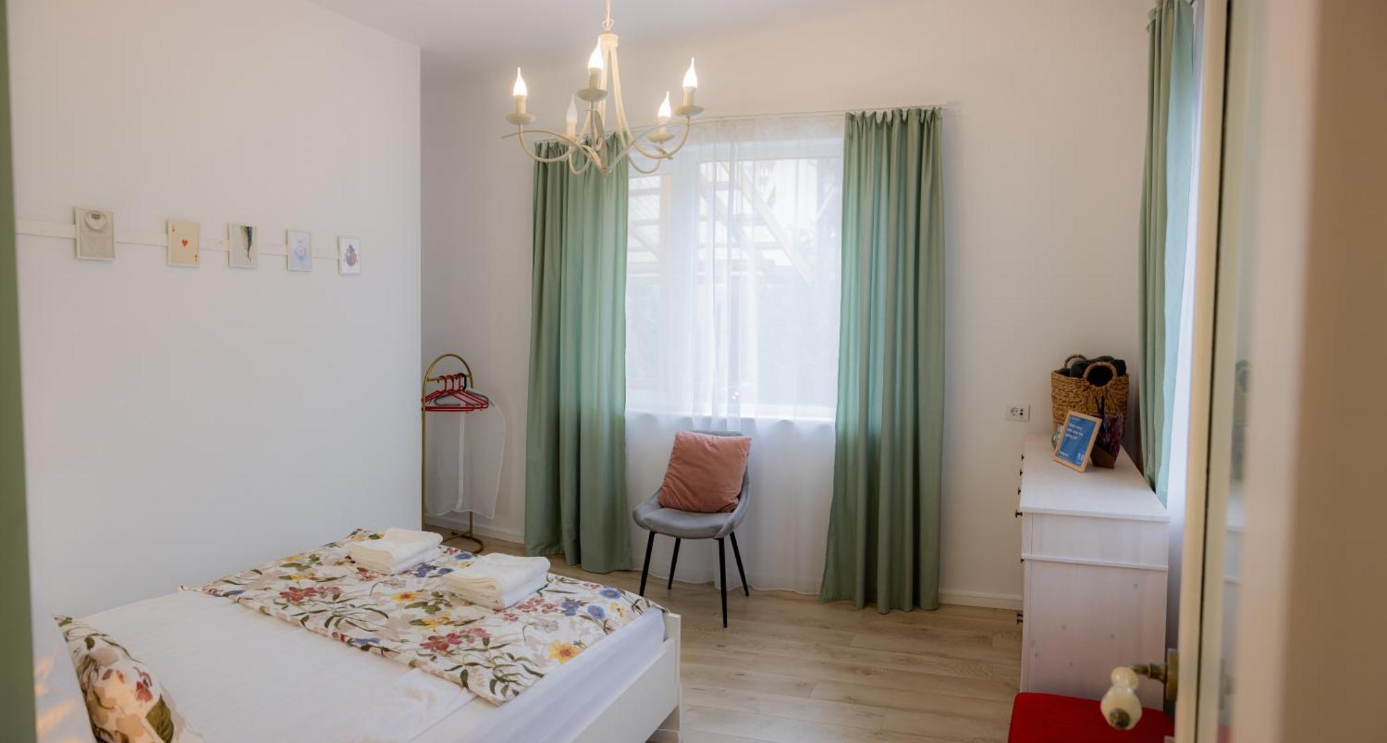 Apartment Homey Luxury- Entire House, Free Parking, Yard *