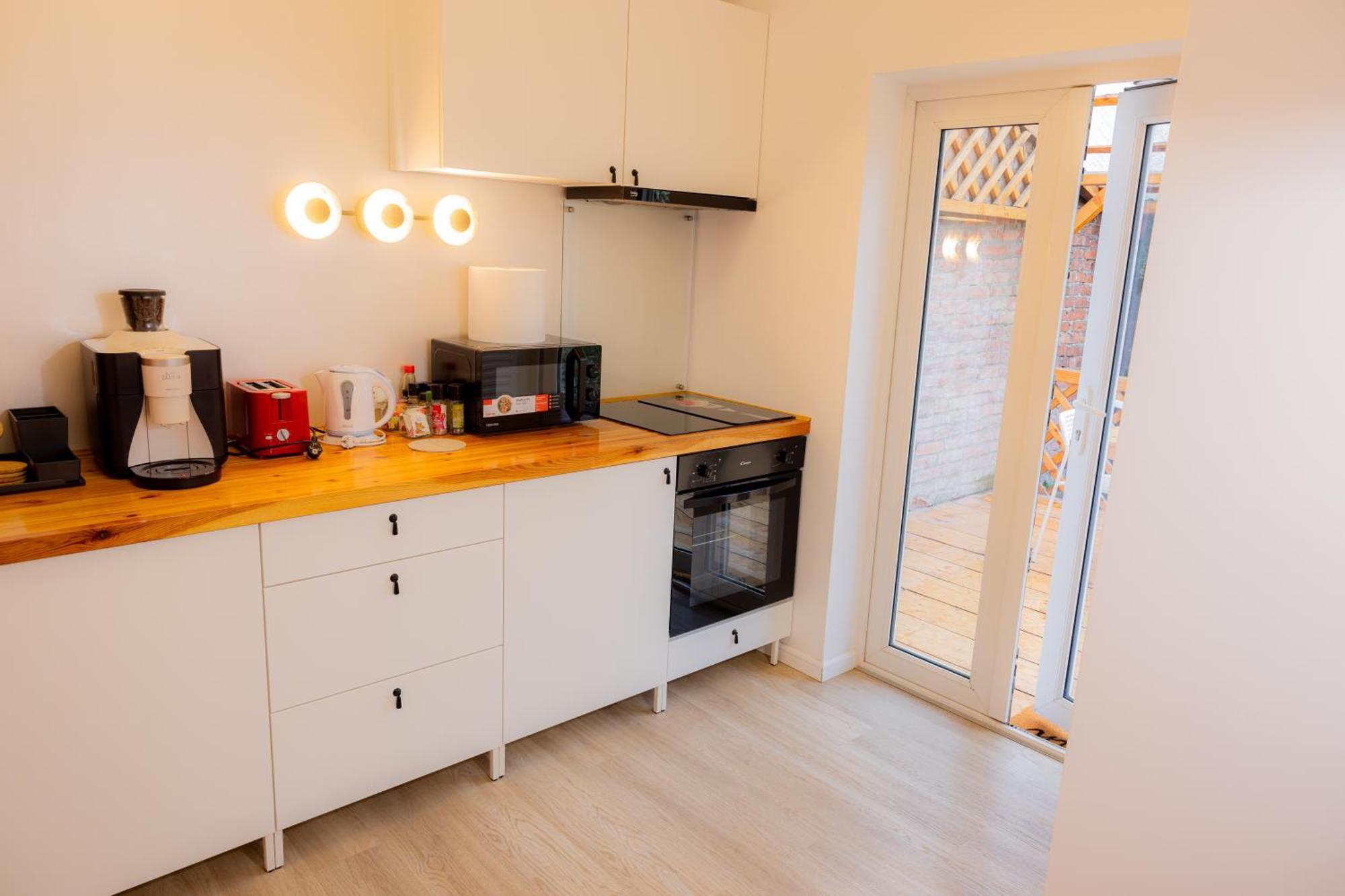 Homey Luxury- Entire House, Free Parking, Yard Apartment *