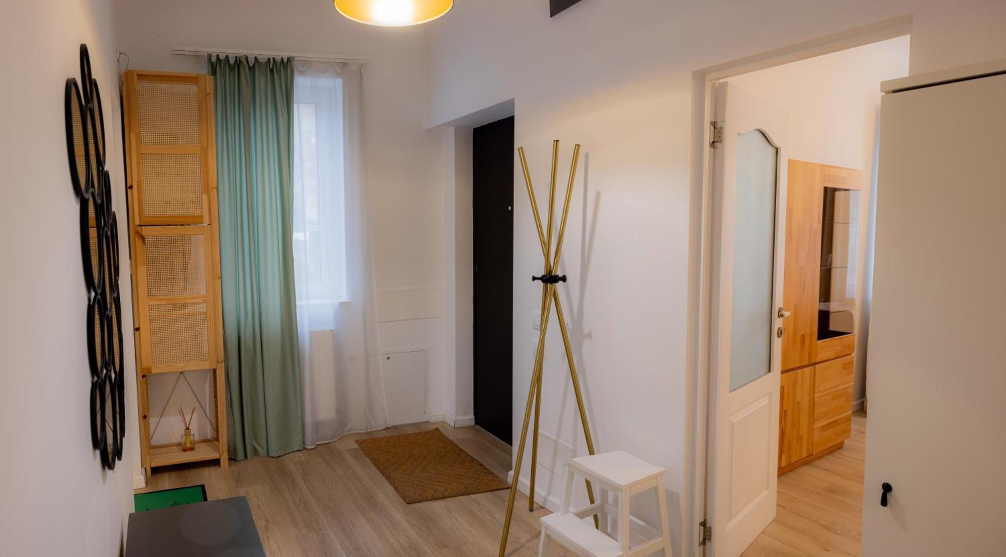 Apartment Homey Luxury- Entire House, Free Parking, Yard *