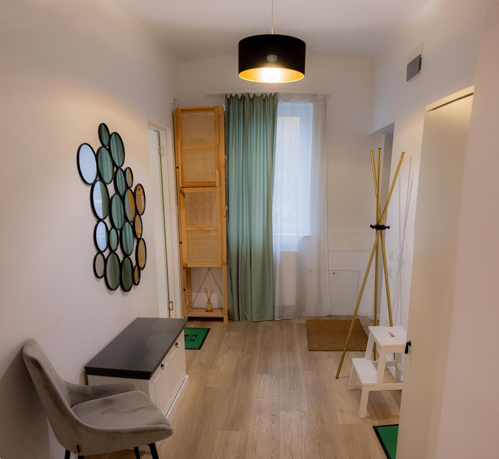Homey Luxury- Entire House, Free Parking, Yard